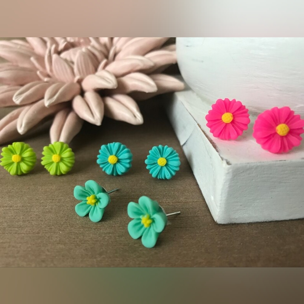 4 pairs of earrings 🌺 - Picture 1 of 3